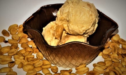 Arašídová zmrzlina s kousky arašídů, čokolády a arašídového másla