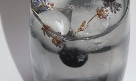 Borůvková voda s levandulovým ledem