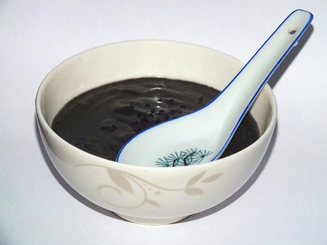 Černá sezamová polévka (Čína)