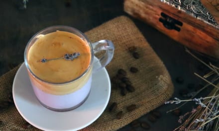 Ibišková Dalgona káva z Caro nápoje