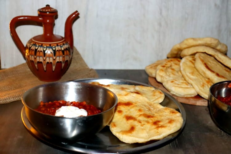 Indická polévka s červenou čočkou a tradičním indickým chlebem naan